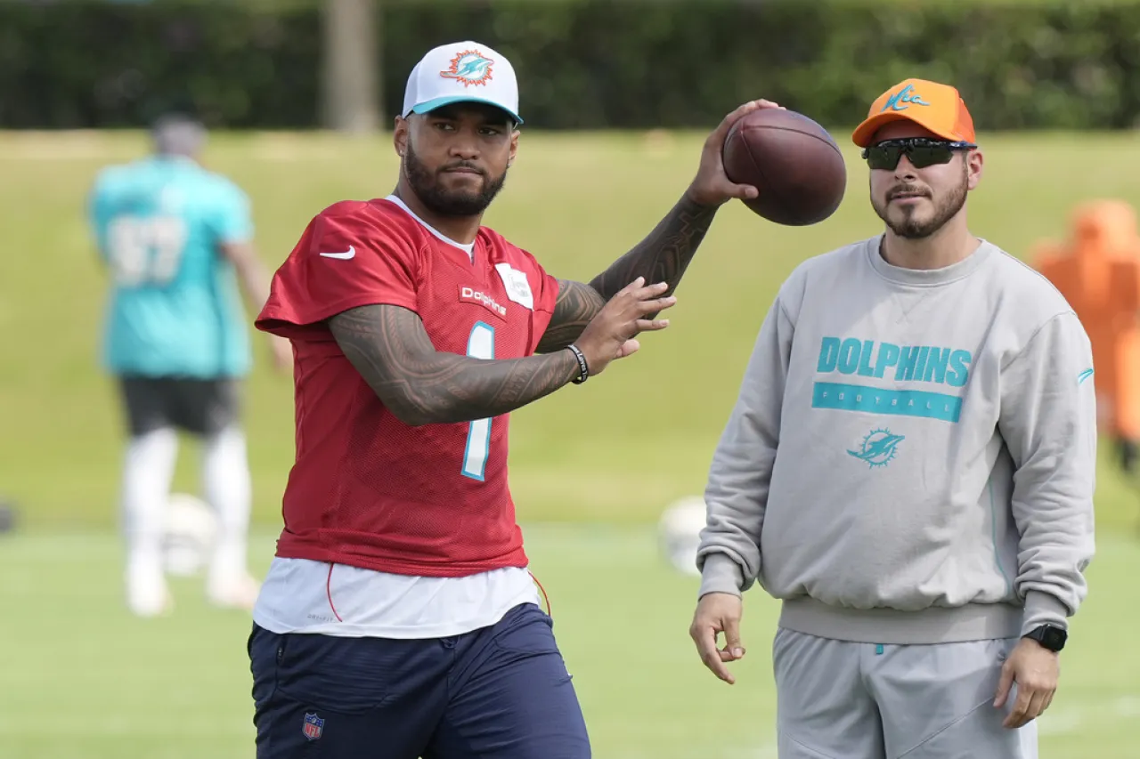 Entrena Tagovailoa por primera vez desde conmoción cerebral en la semana 2