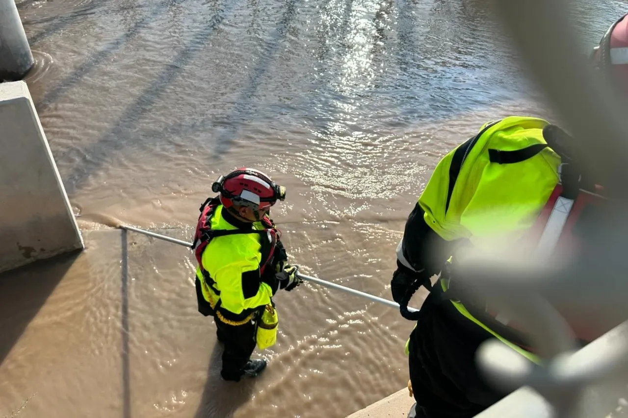 Rescatan a una persona de un canal en El Paso