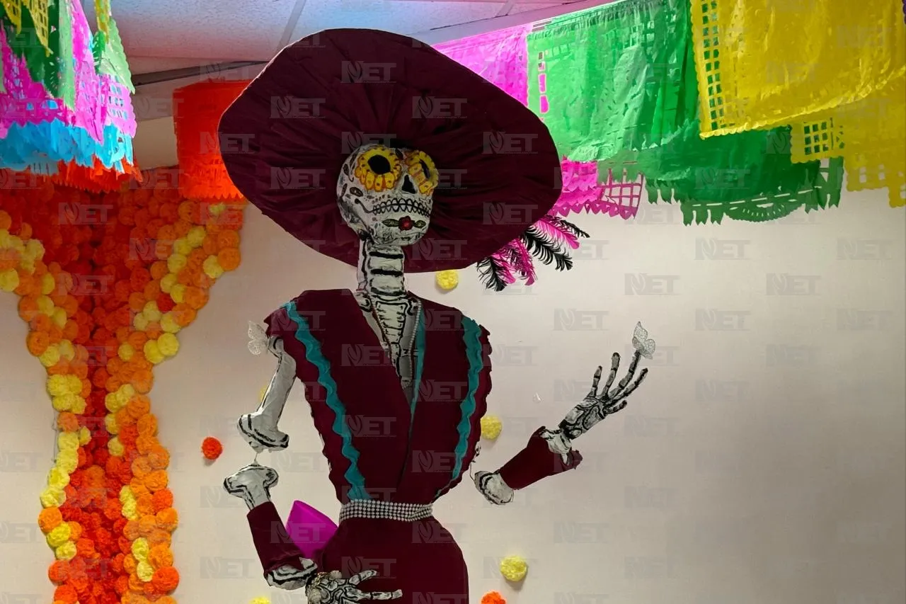 Tradición y color en cada foto; invitan a exposición de catrinas y calaveras