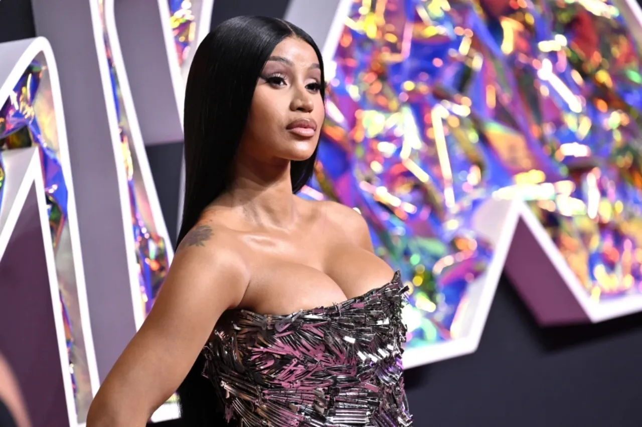 Hospitalizan de emergencia a Cardi B