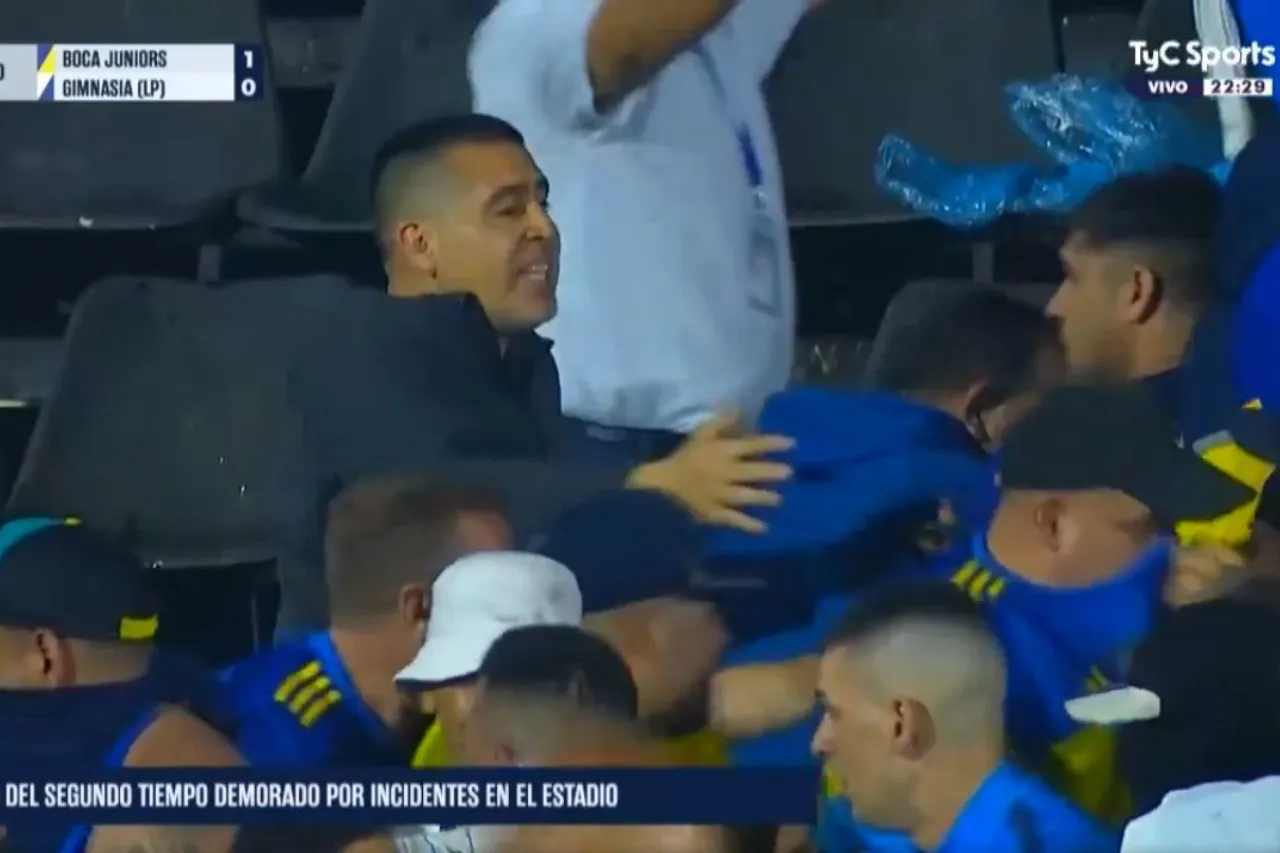 Riquelme ingresa a gradas para calmar riña entre aficionados de Boca y Gimnasia