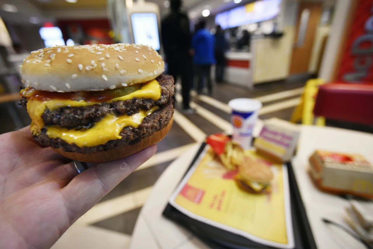 Suman 75 casos de E. coli vinculados a hamburguesas de McDonald’s