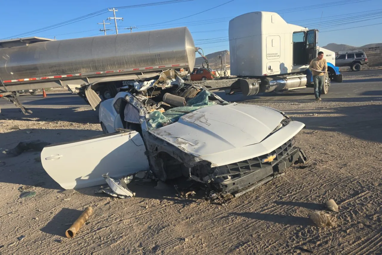 Video: Destroza su Camaro al incrustarse en tractocamión