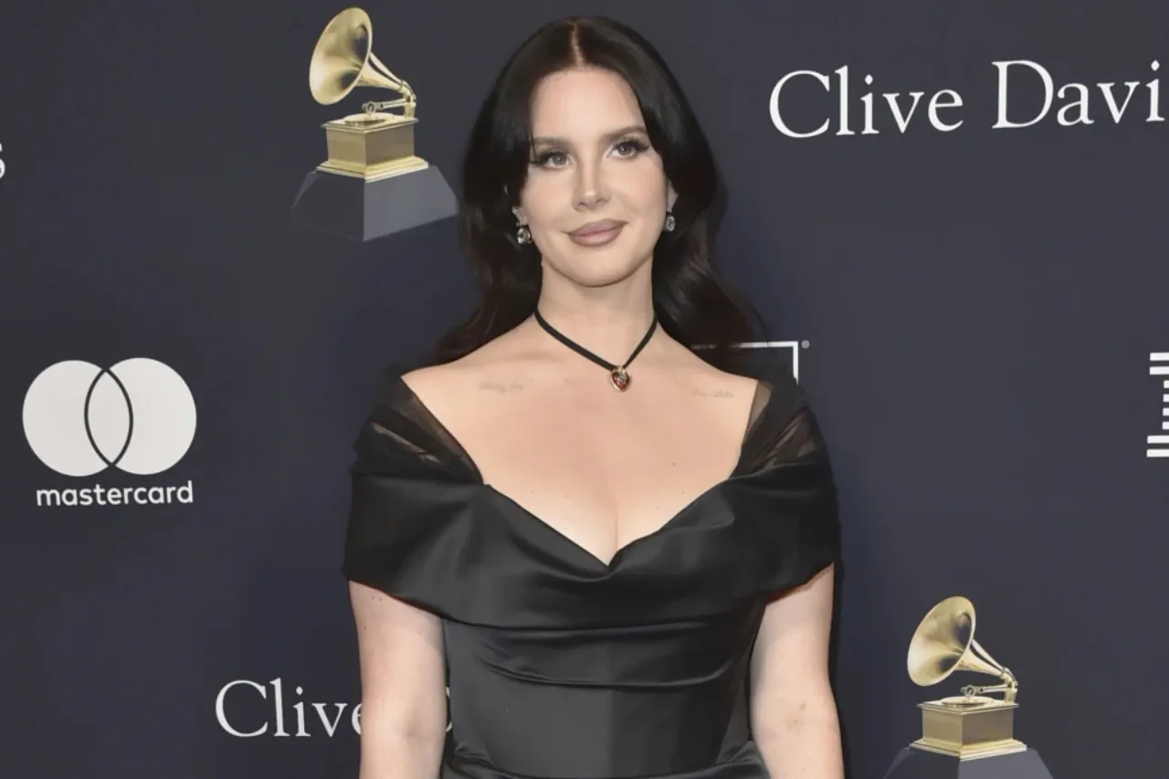 Lana Del Rey se casa con guía turístico del pantano de caimanes