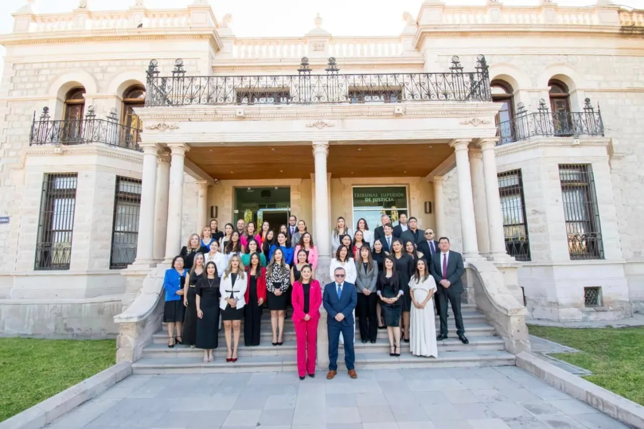 Acompaña Myriam Hernández graduación de maestría en derecho familiar