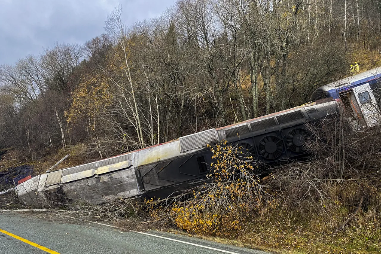 Descarrilamiento de tren en Noruega causa un muerto y 4 heridos