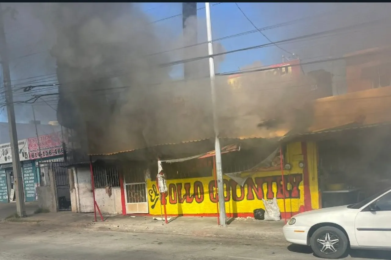 Provoca acumulación de grasa fuerte incendio en pollería en Chihuahua