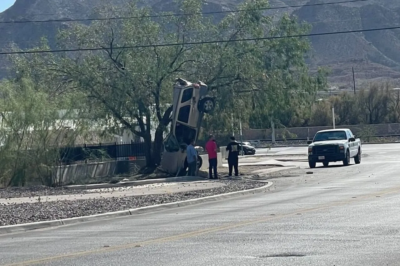 ¡¿Cómo?! Camioneta sufre aparatoso accidente en El Paso