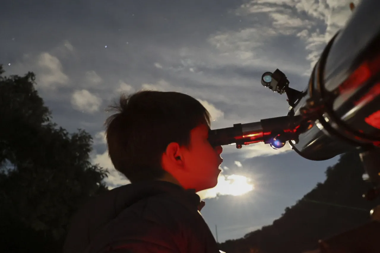 Astrónomos aficionados protegen el cielo nocturno de México