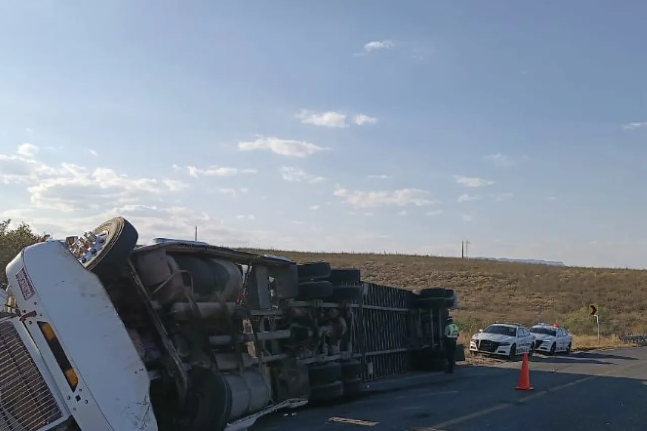 Vuelca tráiler en  la carretera Chihuahua a Juárez; hay un lesionado