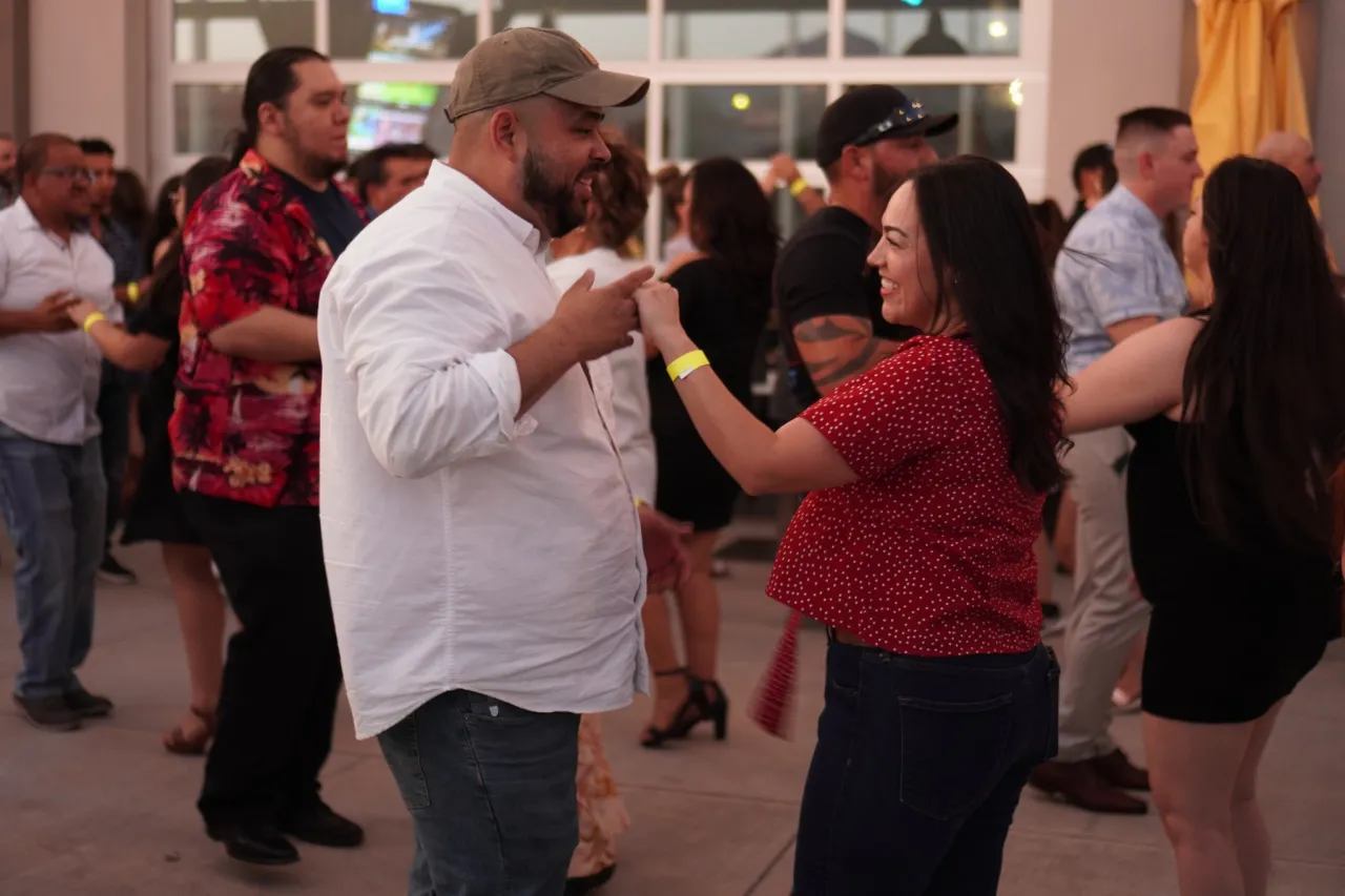 ¡Siente el ritmo latino! invitan a clases gratis de baile en El Paso