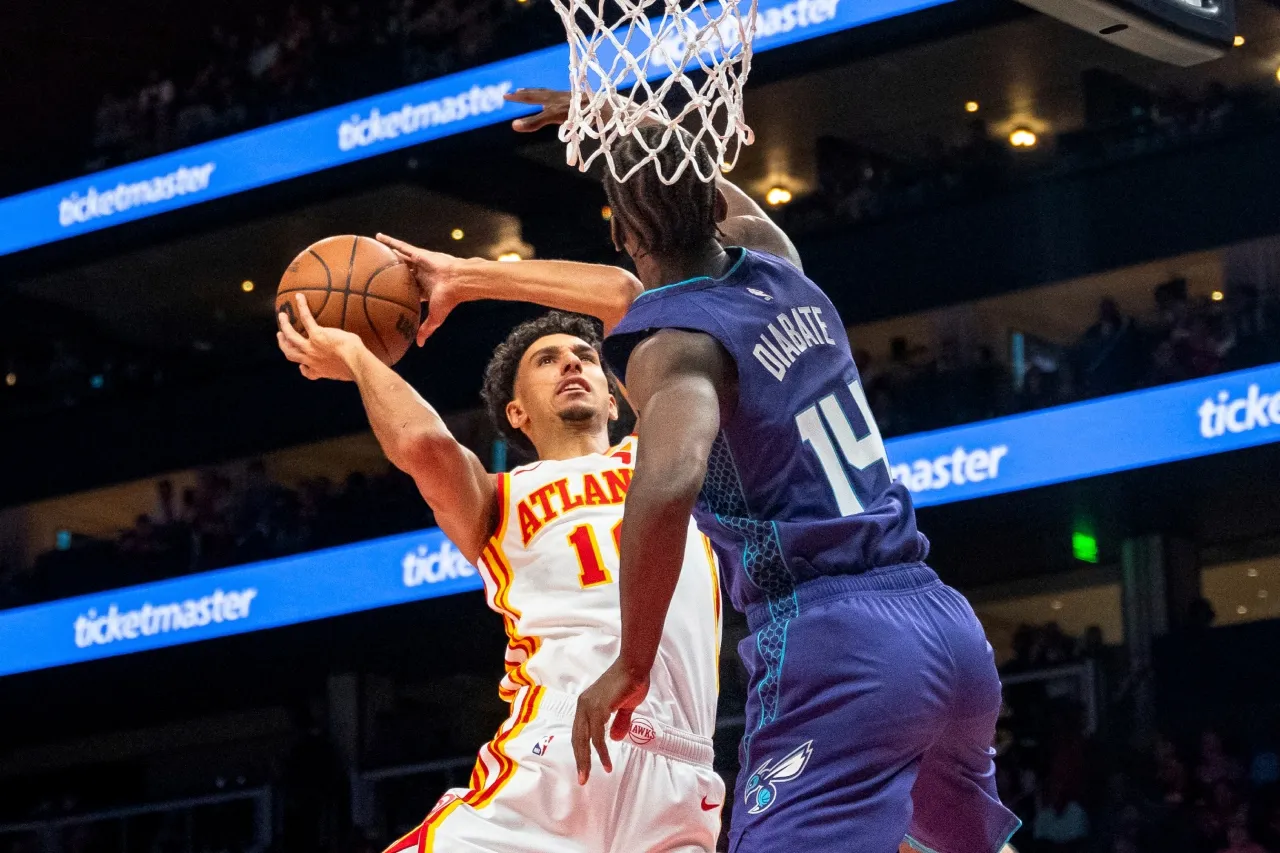 Young anota 38 puntos y Hawks superan a Hornets