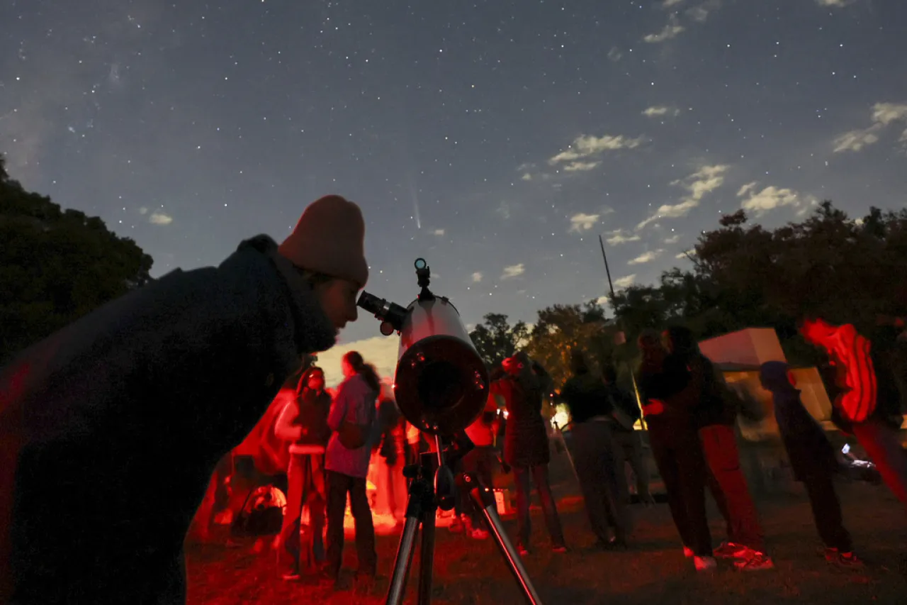 Astrónomos aficionados protegen el cielo nocturno de México