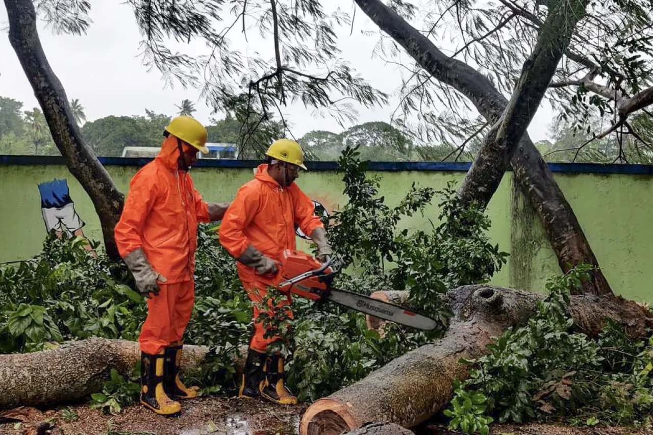 Tormenta tropical Dana provoca lluvias torrenciales y fuertes vientos en India