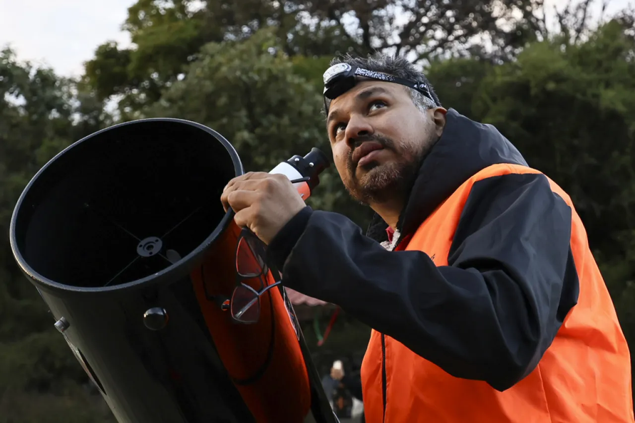 Astrónomos aficionados protegen el cielo nocturno de México