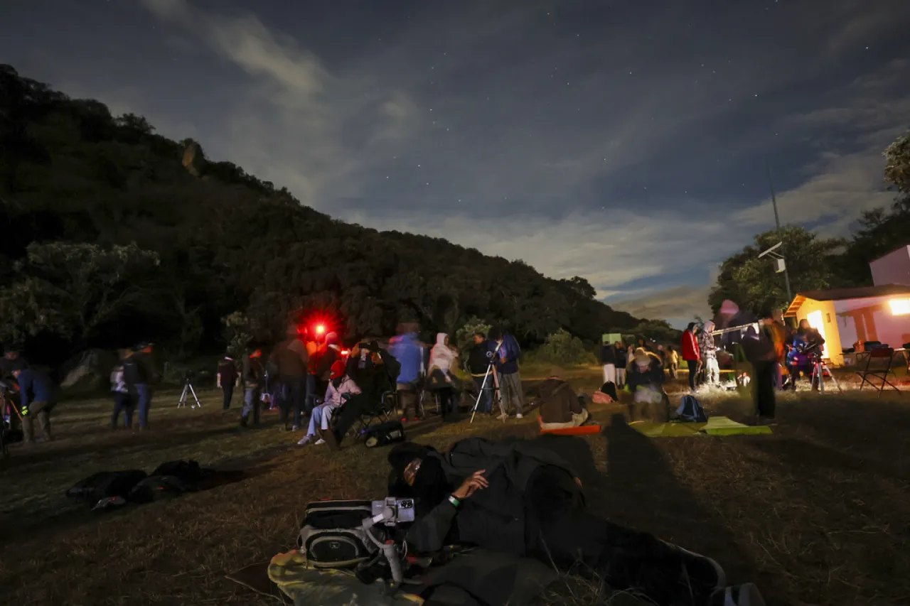 Astrónomos aficionados protegen el cielo nocturno de México