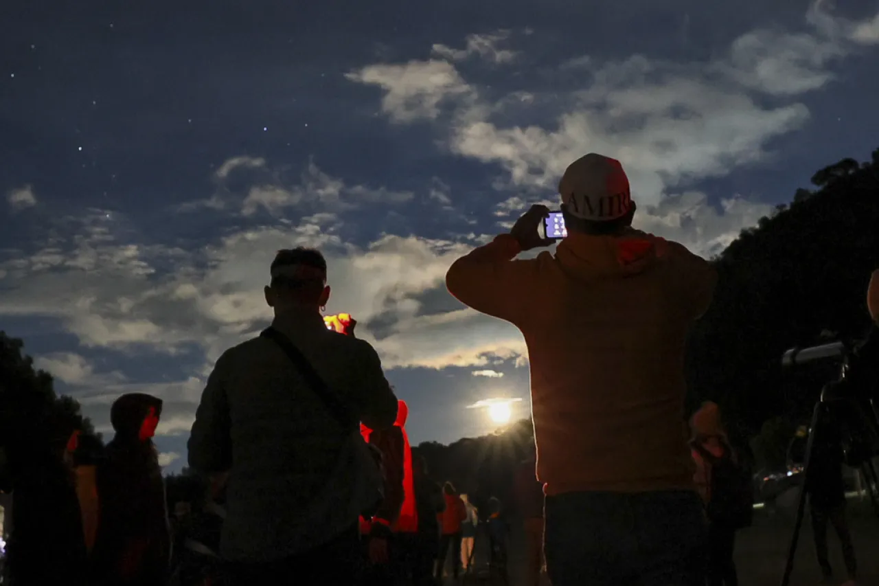 Astrónomos aficionados protegen el cielo nocturno de México