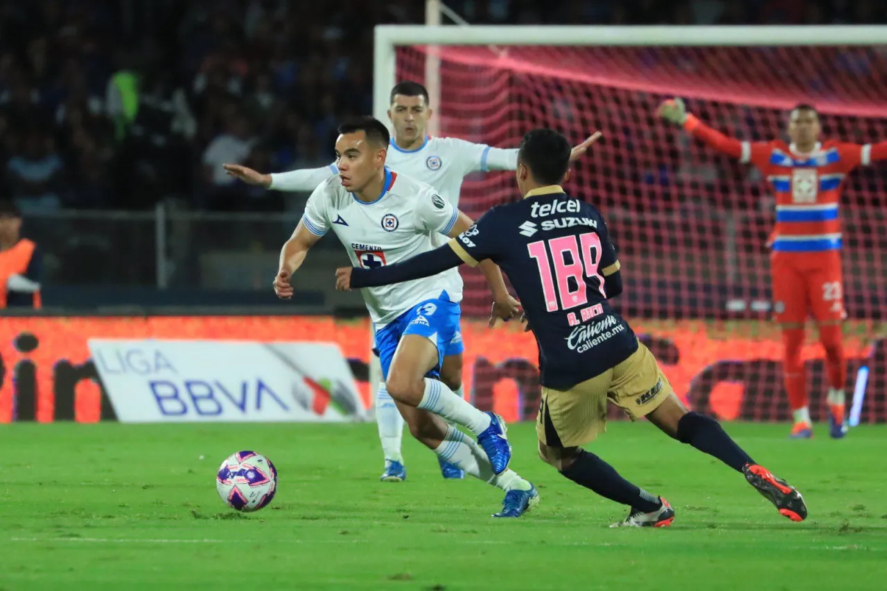 Cruz Azul derrota a Pumas y está cerca de amarrar el liderato