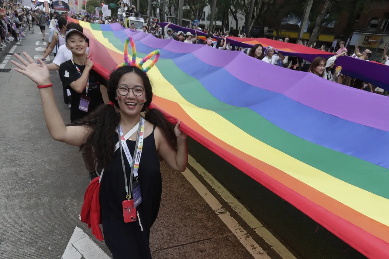 Miles participan en el desfile del Orgullo en Taiwán