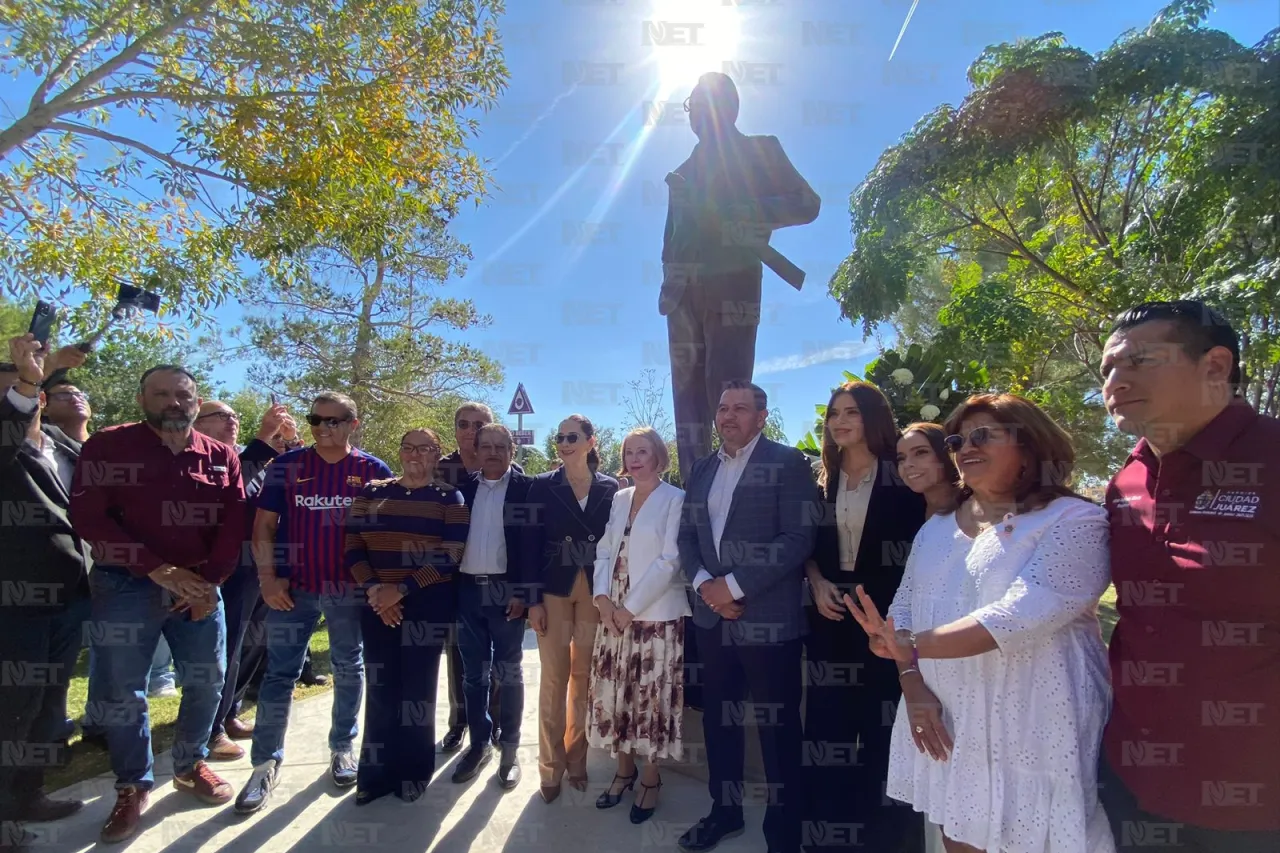 Develan estatua en honor de Heberto Castillo