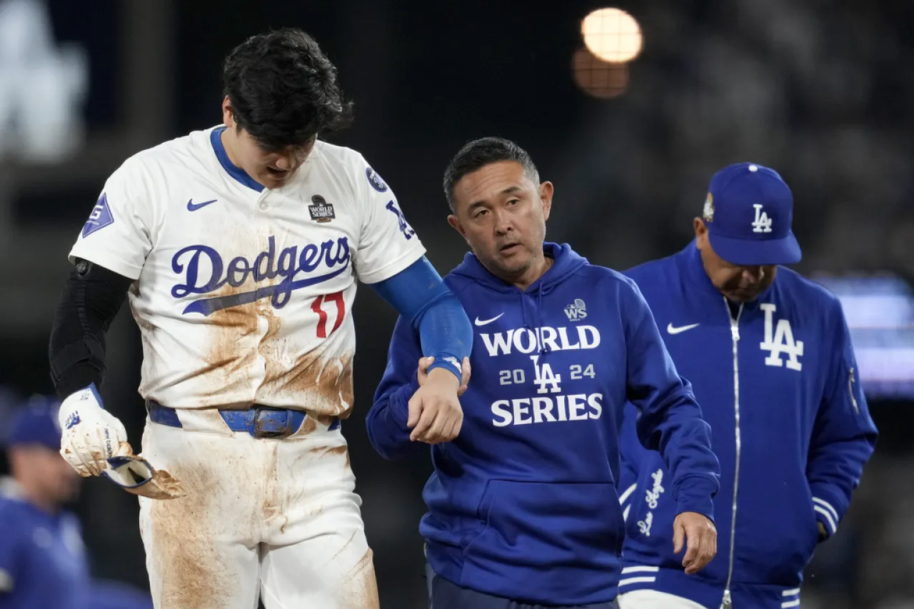 Ohtani sufre luxación del hombro y es duda para tercer juego de Serie Mundial