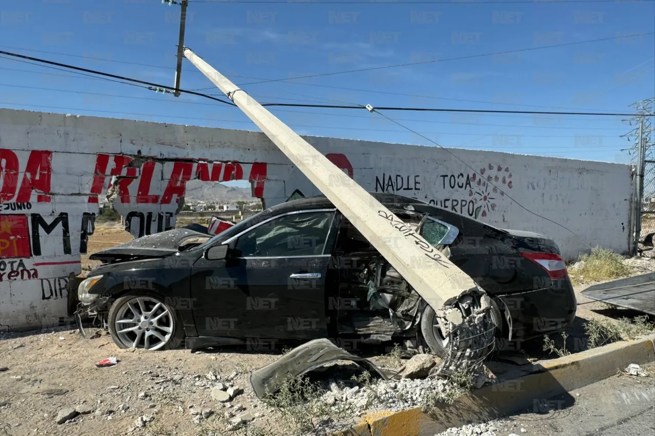 Conductora choca contra poste y barda tras esquivar una camioneta