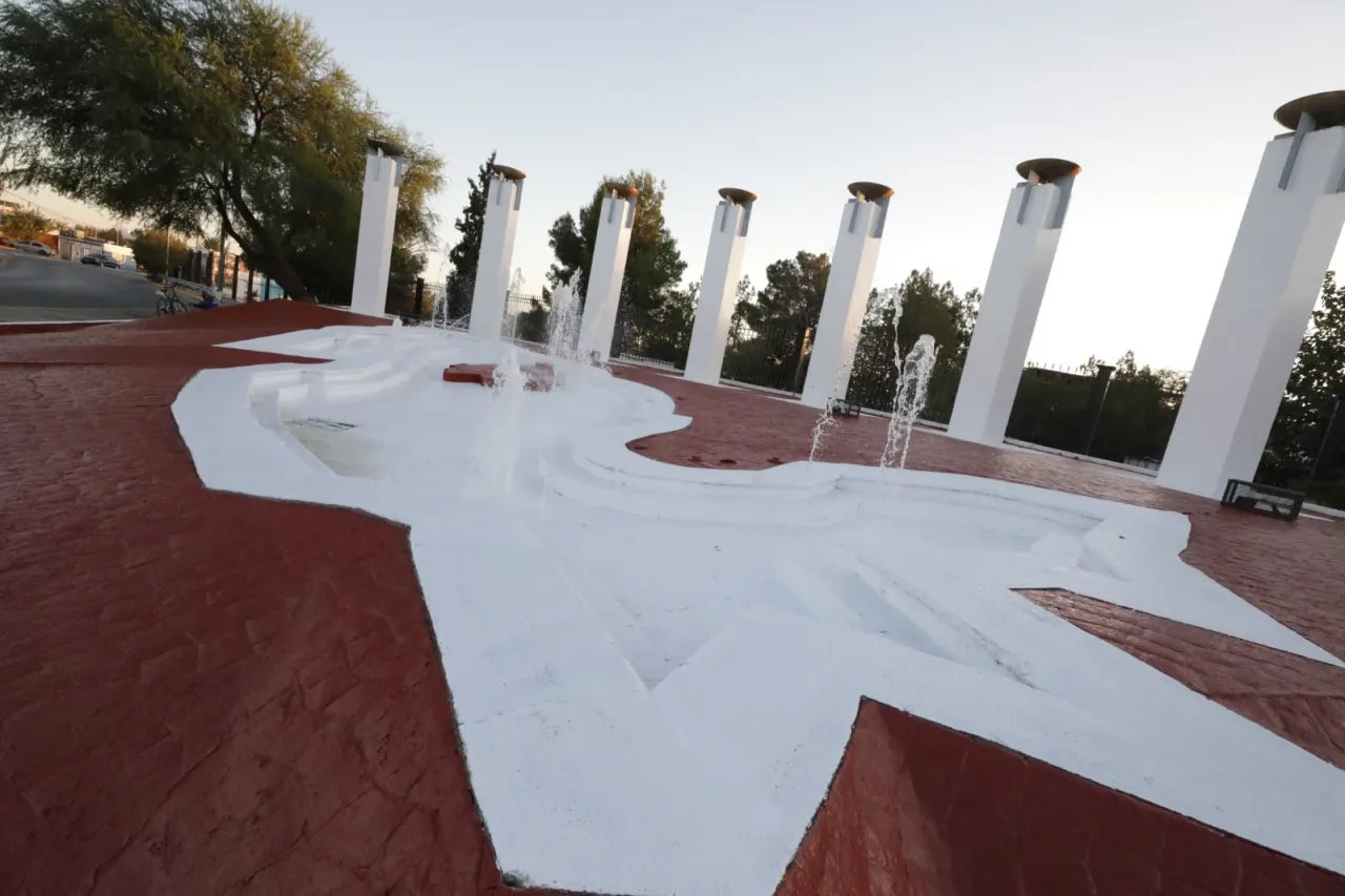 Entregó alcalde rehabilitación de Fuente-Monumento Triunfo de la República 