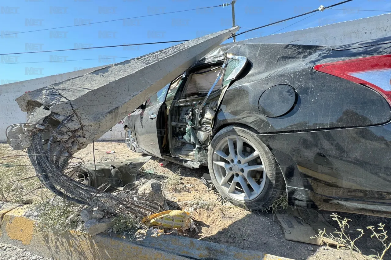 Conductora choca contra poste y barda tras esquivar una camioneta