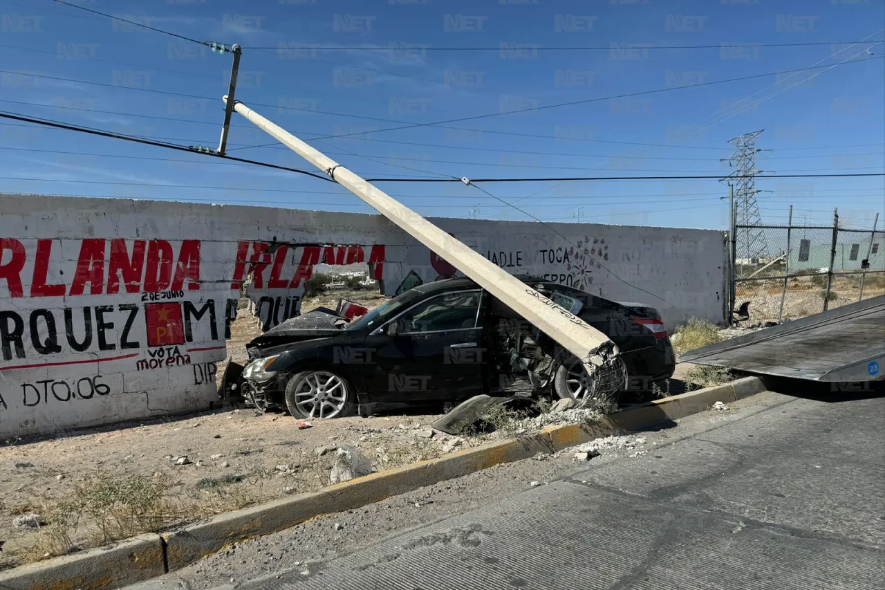 Conductora choca contra poste y barda tras esquivar una camioneta