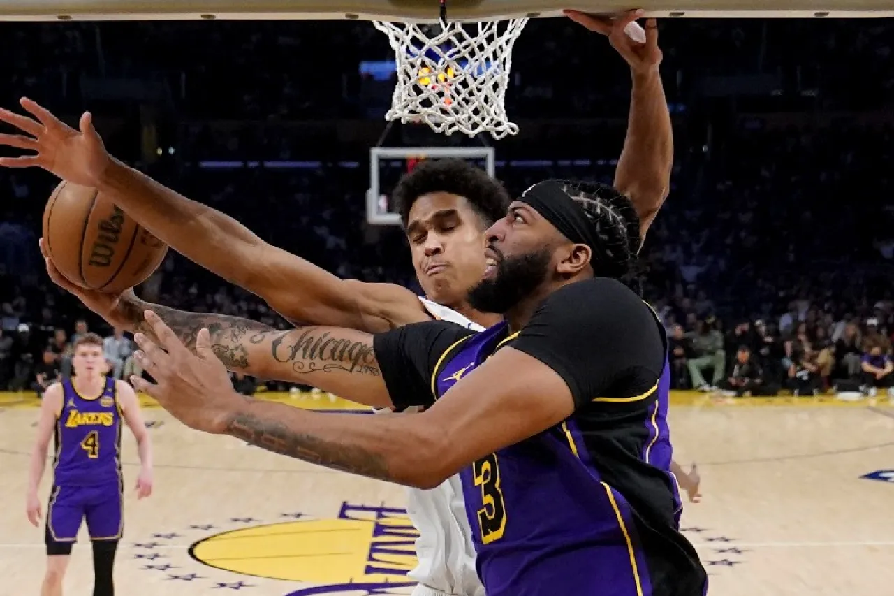 Anthony Davis pone tres decenas en remontada de los Lakers sobre Suns