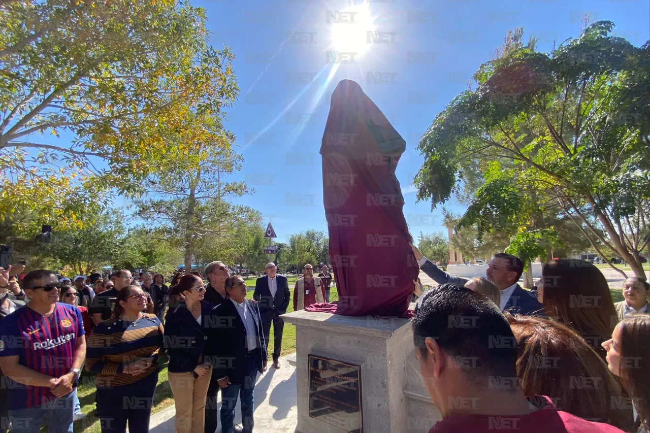 Develan estatua en honor de Heberto Castillo