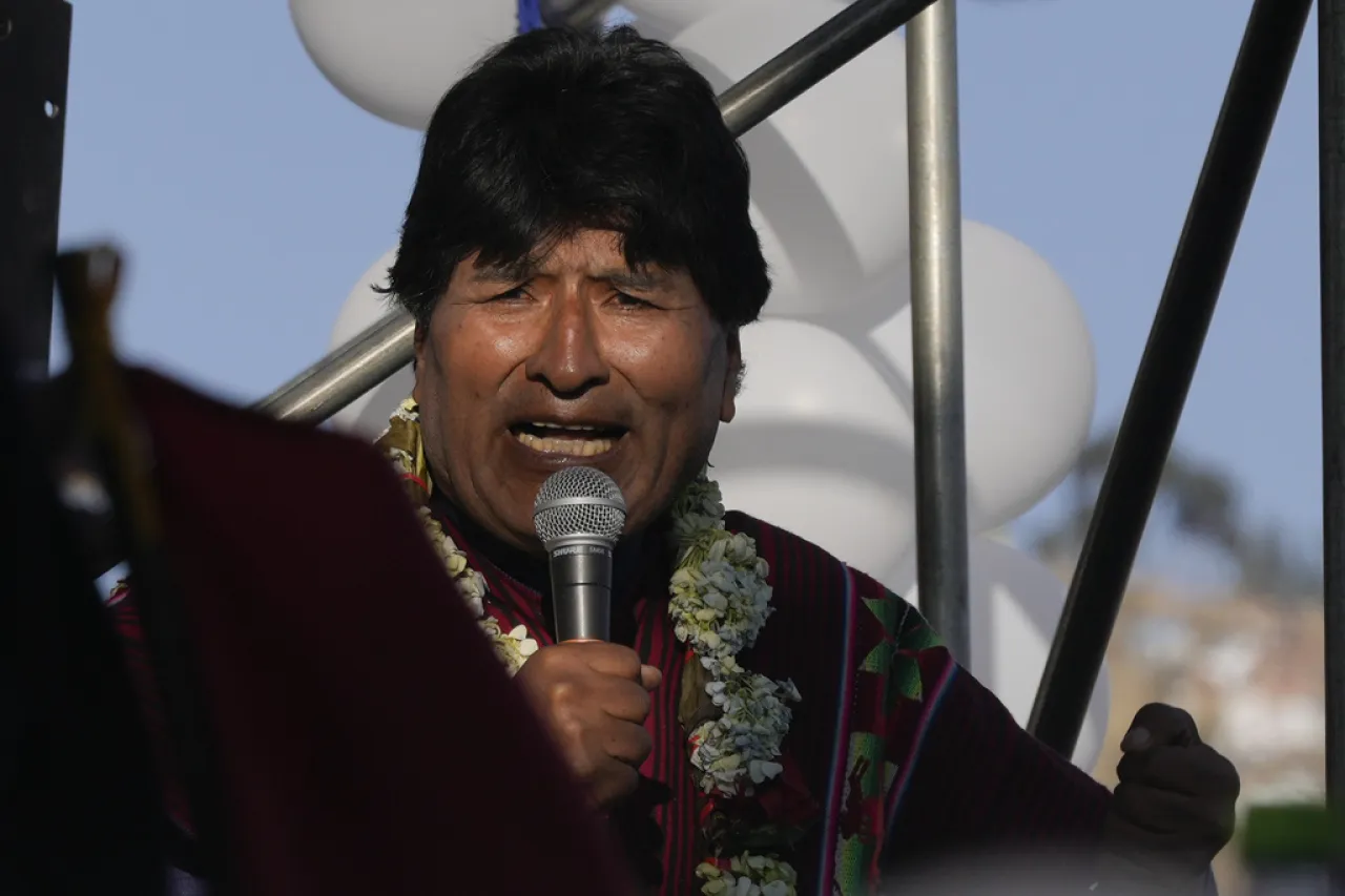 Denuncia Evo Morales que su auto fue baleado