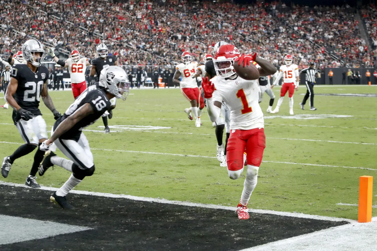 Chiefs derrotan a Raiders y mantienen invicto