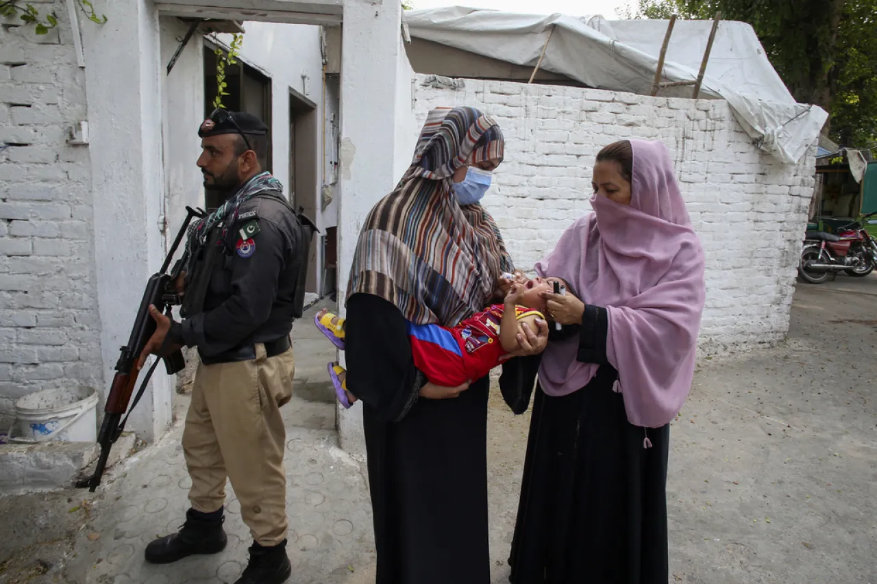 Aumentan casos de polio en Pakistan; inician campaña de vacunación