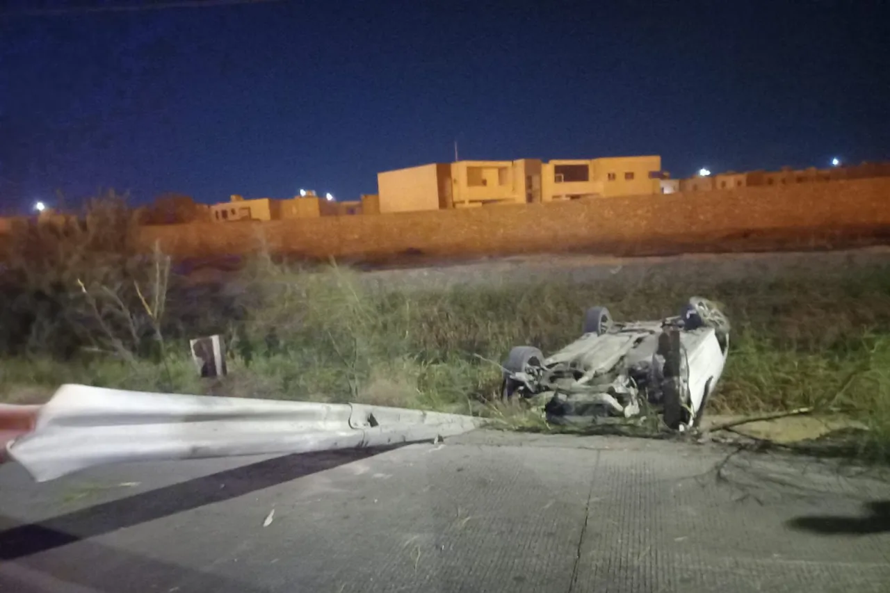 Vuelca su carro y casi acaba en canal de agua tratada