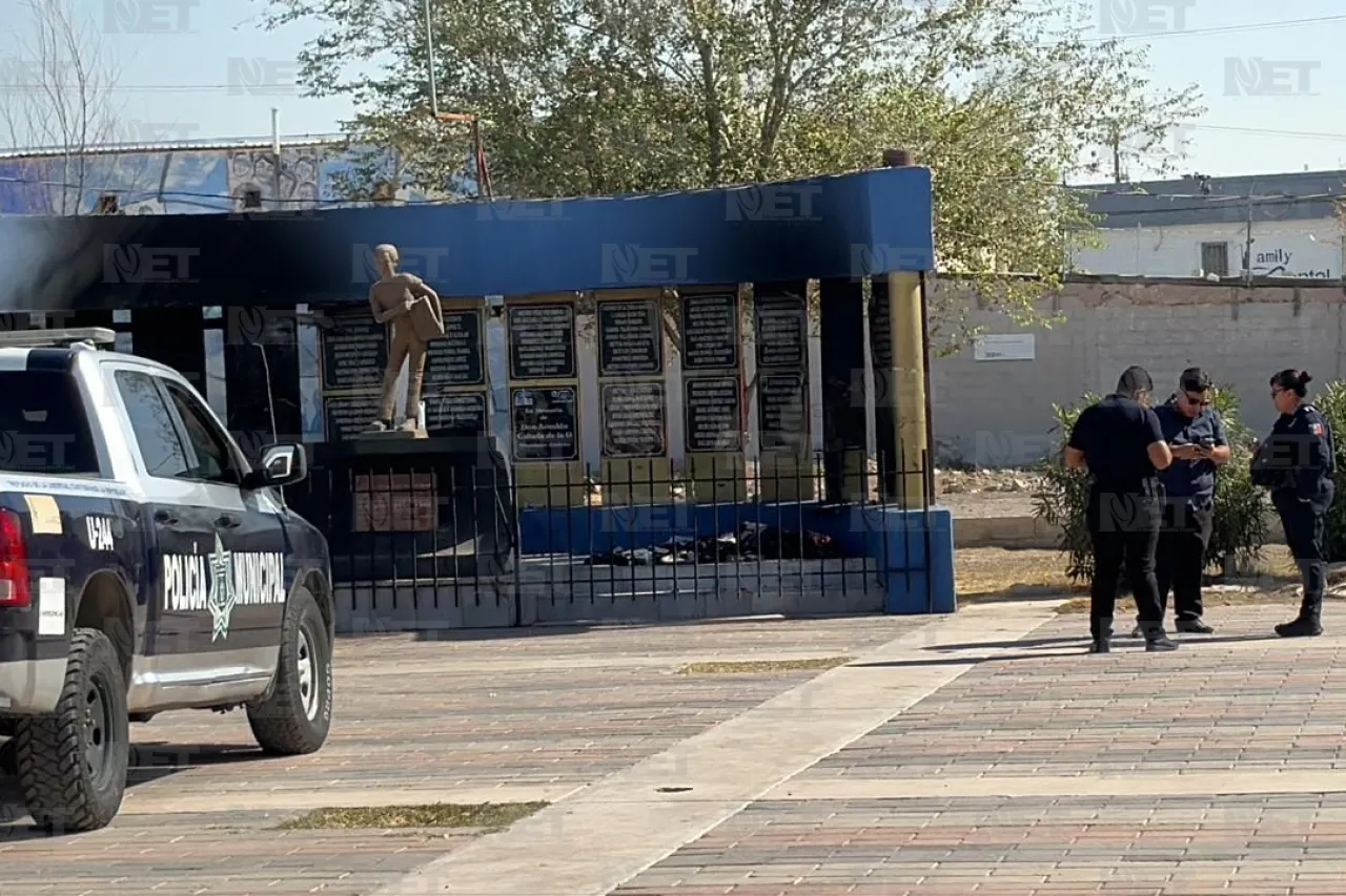 Vandalizan monumento 'El Papelerito' de la Plaza del Periodista