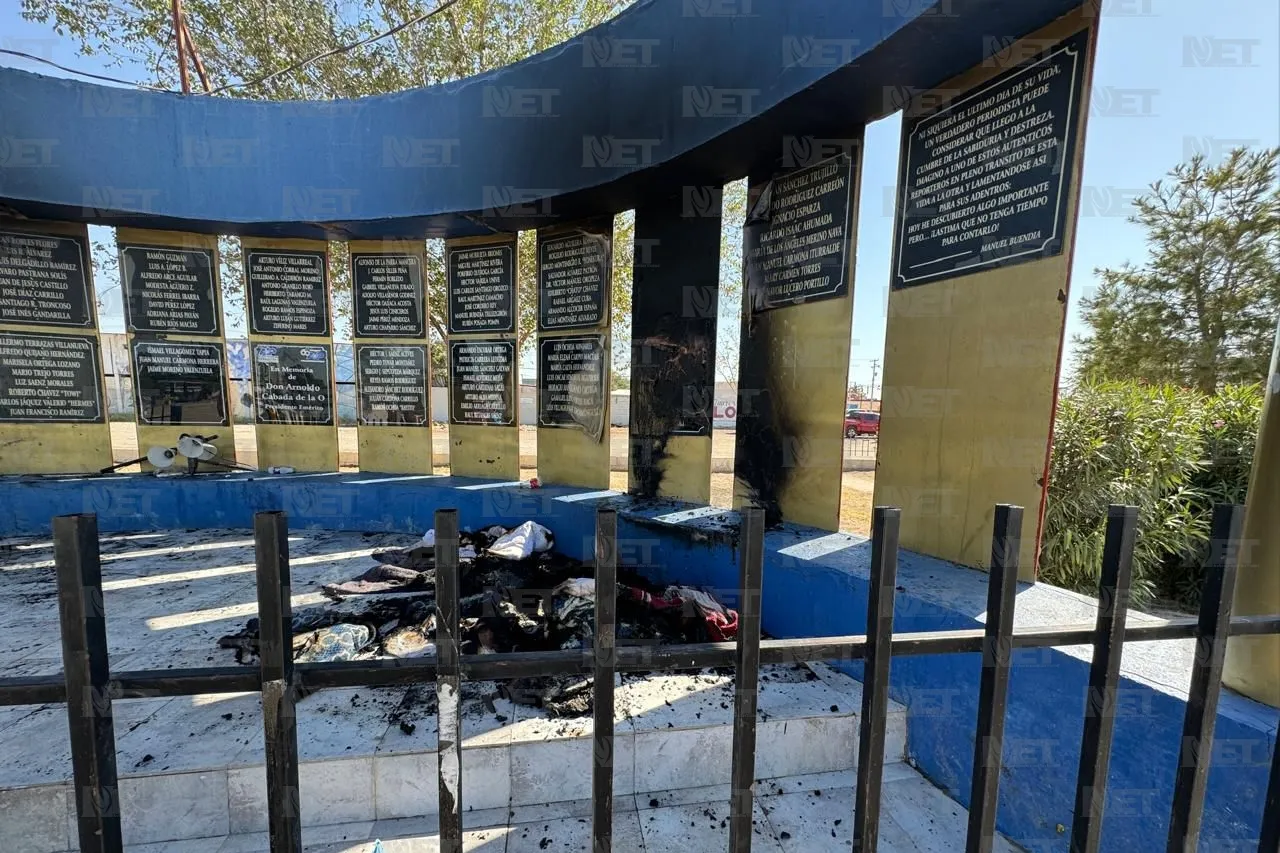 Vandalizan monumento 'El Papelerito' de la Plaza del Periodista