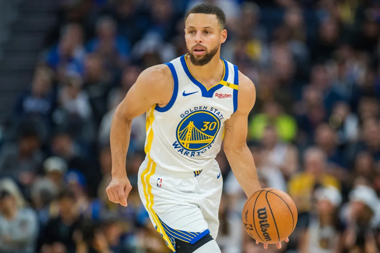 Curry se perderá al menos 2 juegos por lesión en el tobillo izquierdo