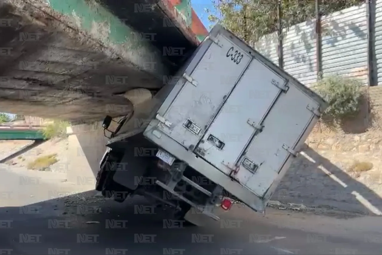 Se estrella en puente del viaducto; no calculó altura