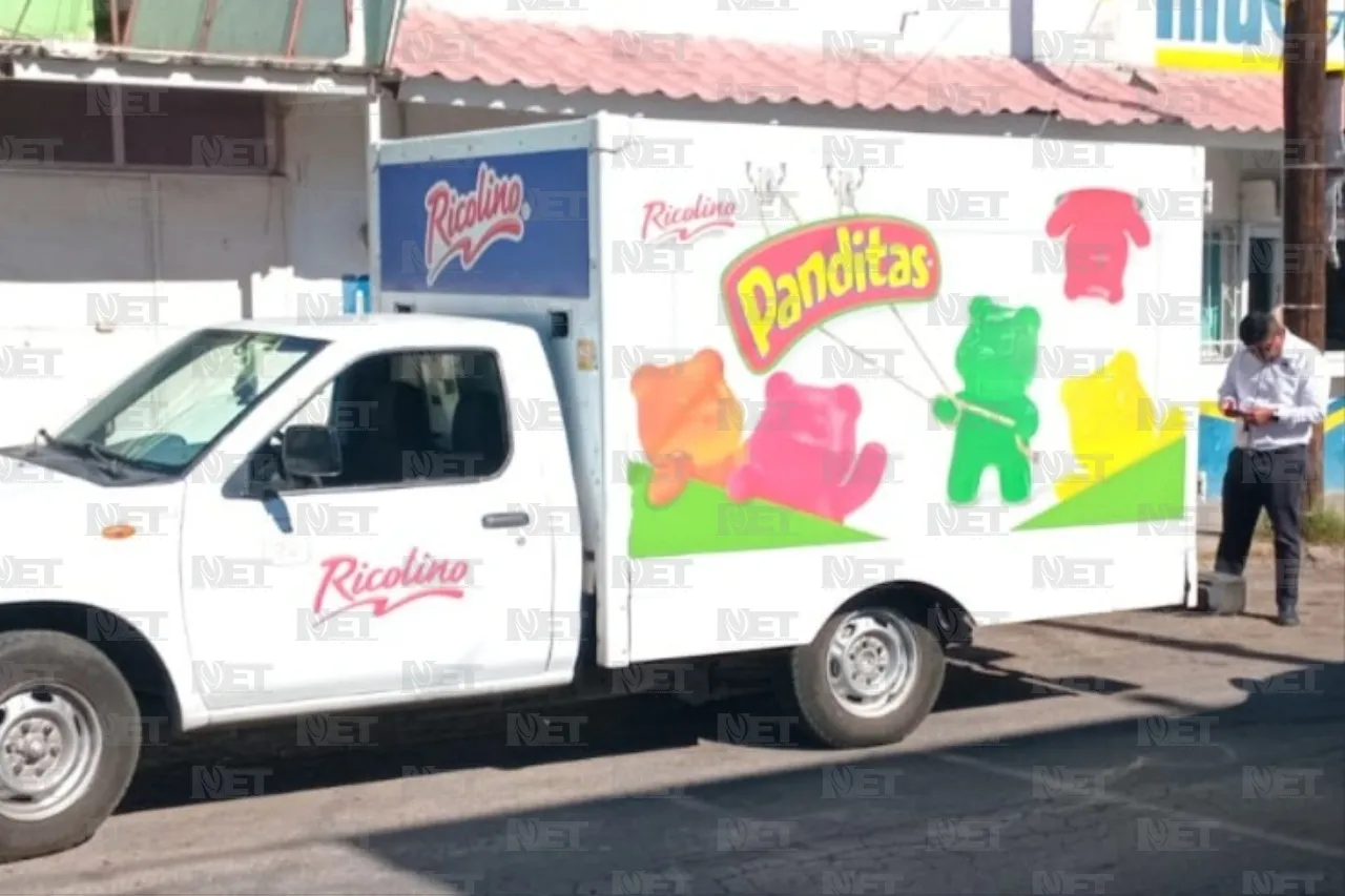 Se quiso llevar las gomitas: Joven roba camioneta de Ricolino y choca