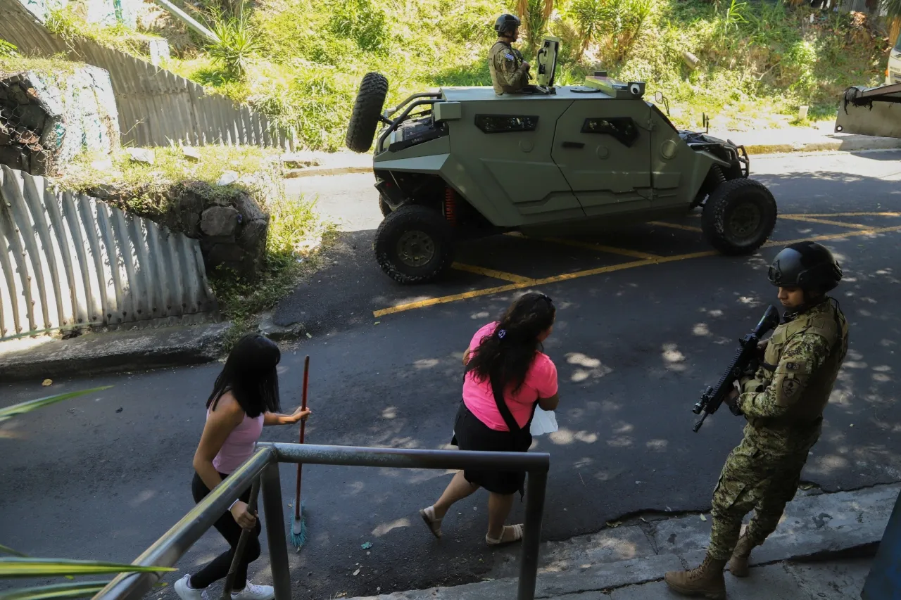 Militares y policías persiguen a pandilleros en populoso barrio salvadoreño