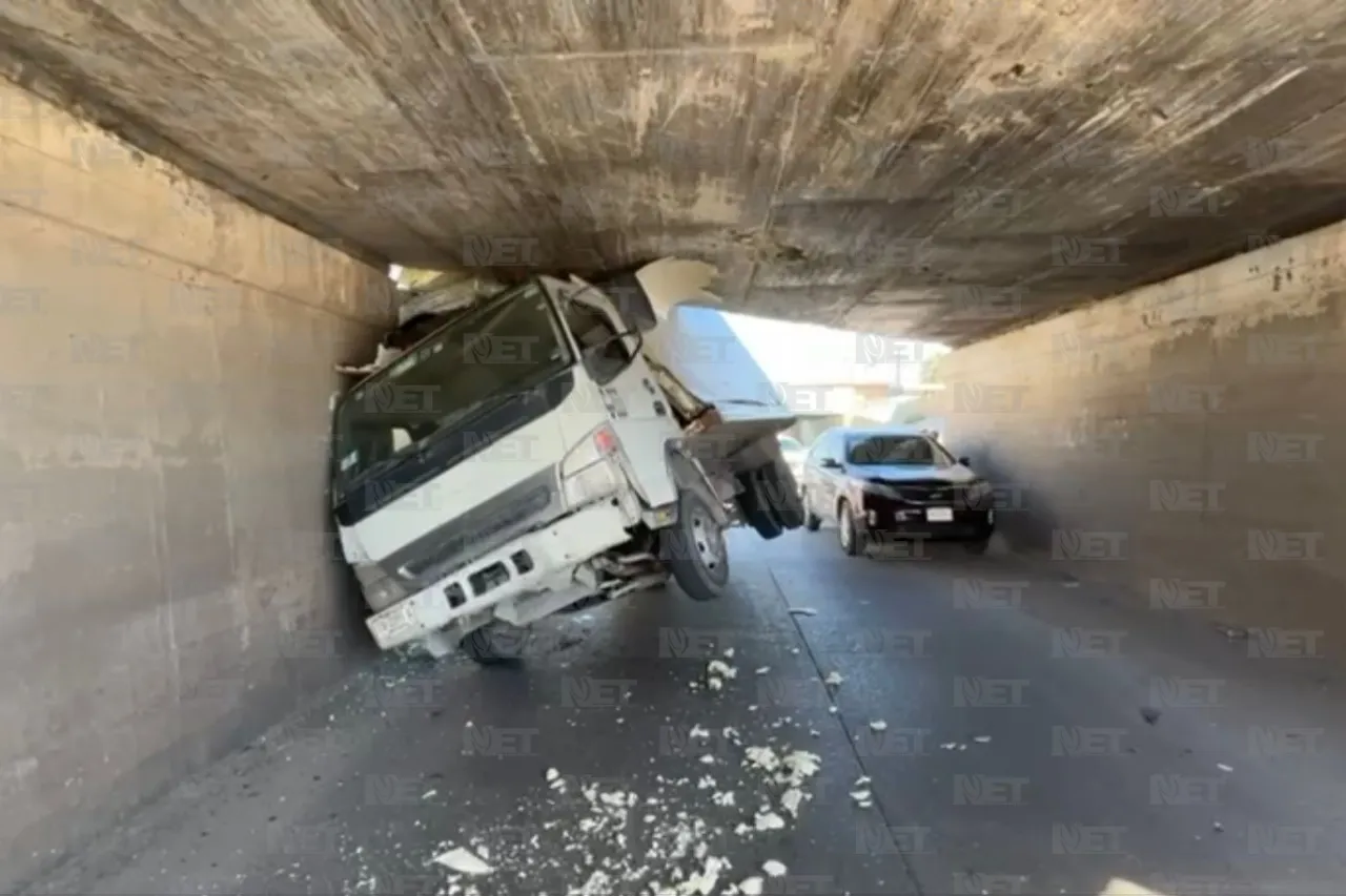 Se estrella en puente del viaducto; no calculó altura