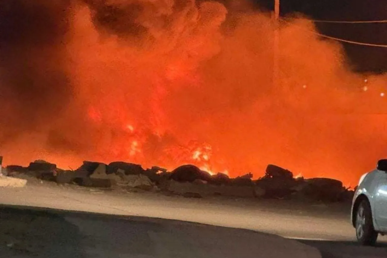 Incendio de basura junto a supermercado moviliza a bomberos