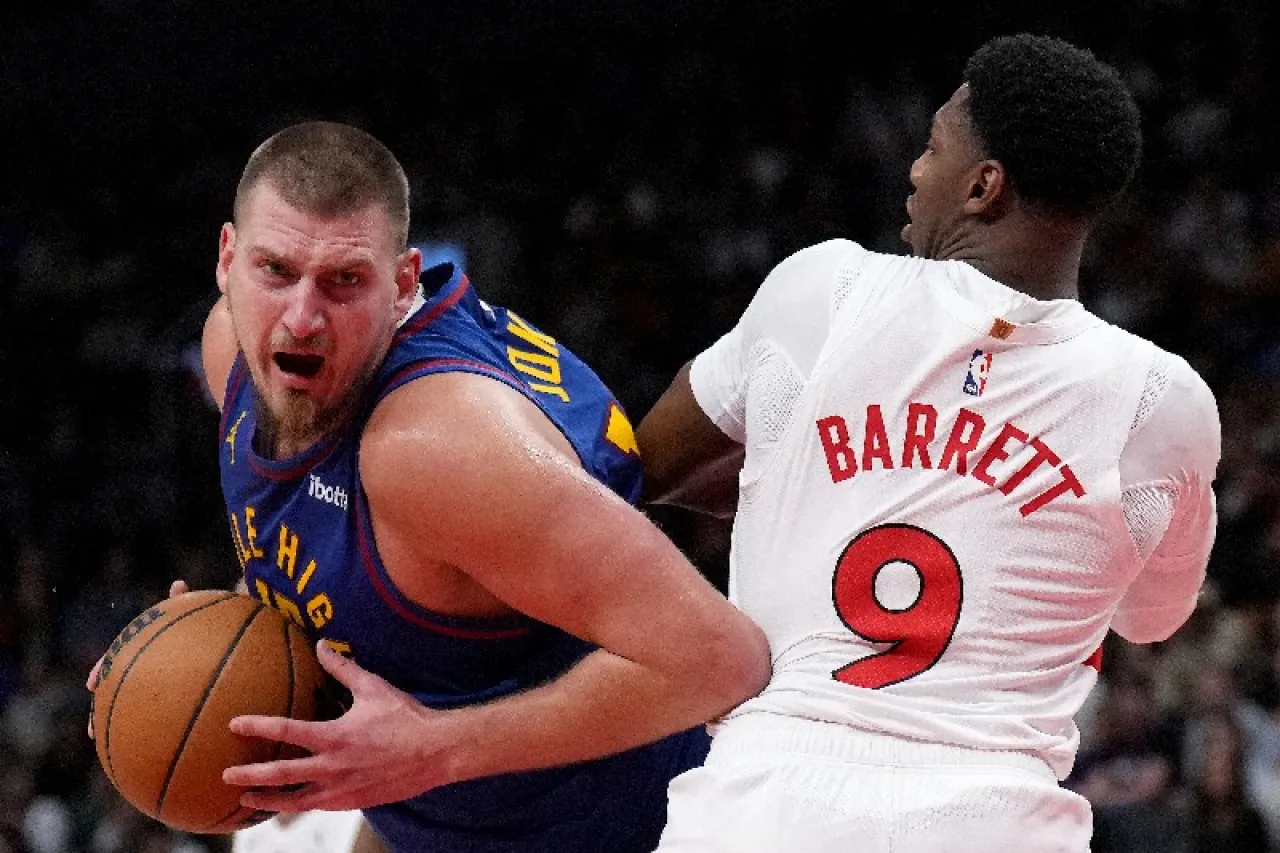 Jokic pone cuatro decenas en victoria de Denver sobre Toronto