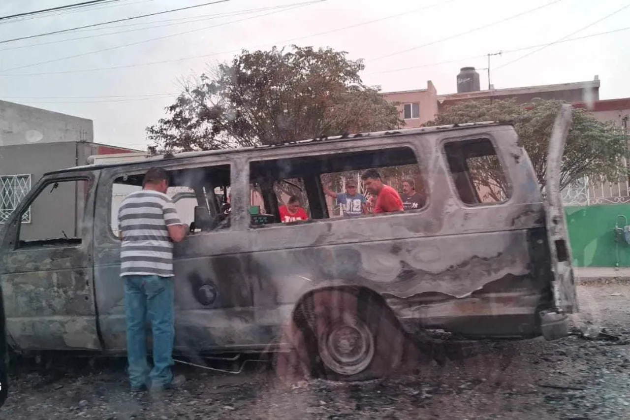 Se incendia vehículo en la colonia Toribio Ortega