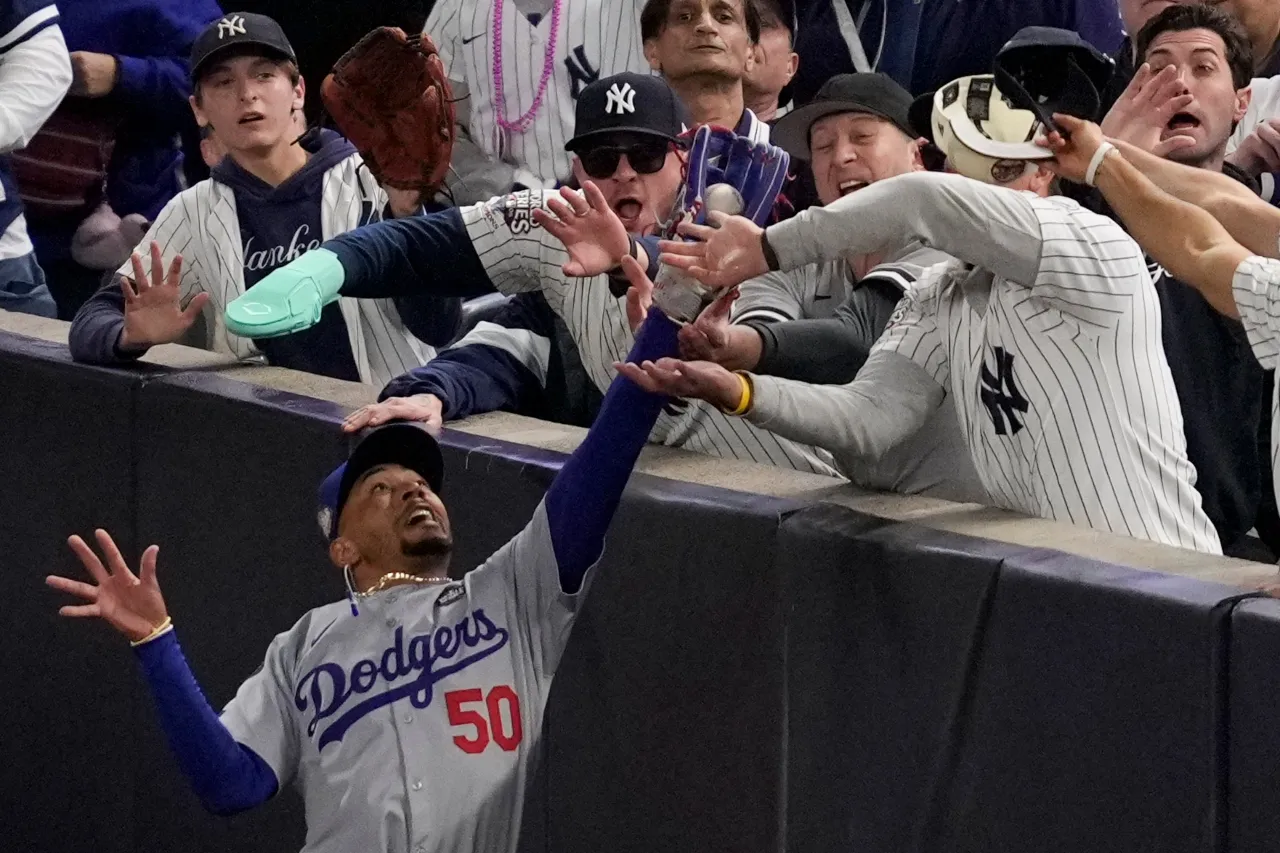 Expulsan a fan del Yankee Stadium por quitar bola del guante a beisbolista