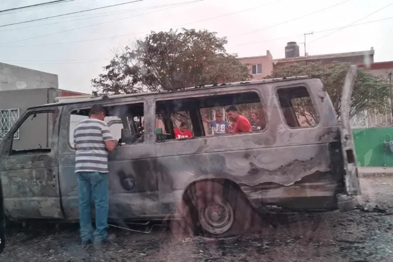 Arde vehículo en la colonia Toribio Ortega