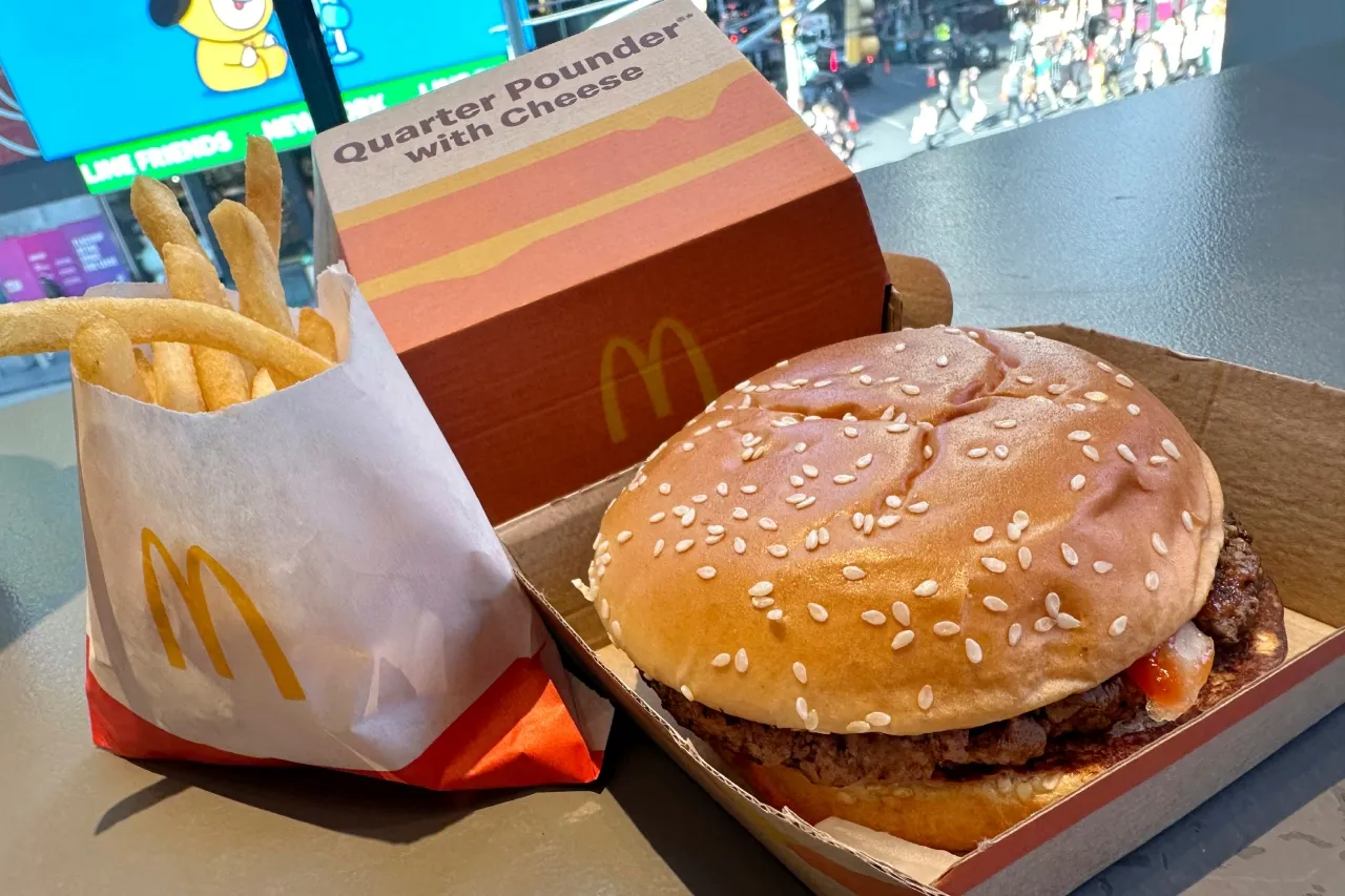 Aumentan casos de intoxicación con E. coli por comer en McDonald’s