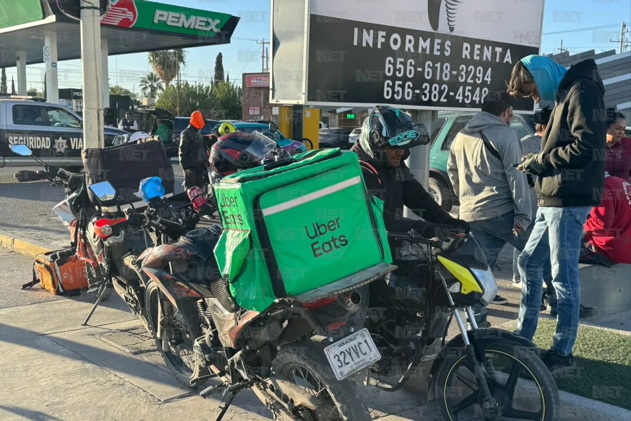 Cambia de carril y derriba a repartidor de plataforma