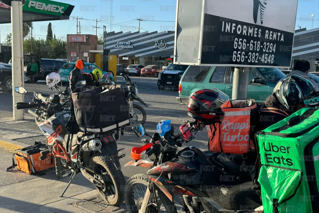 Cambia de carril y derriba a repartidor de plataforma